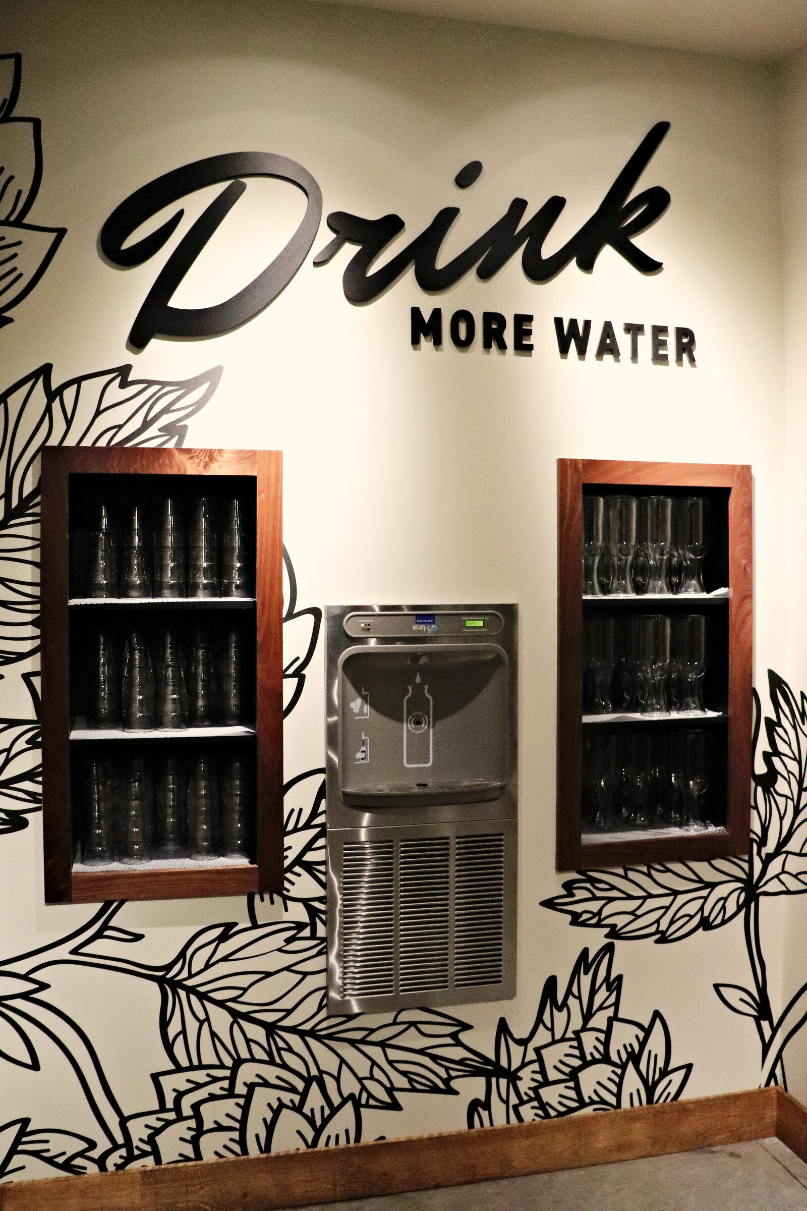 Artisanal iced water dispenser and glasses